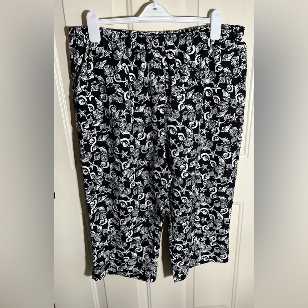 Size 18 Black and White Seashell Print Capri Pants